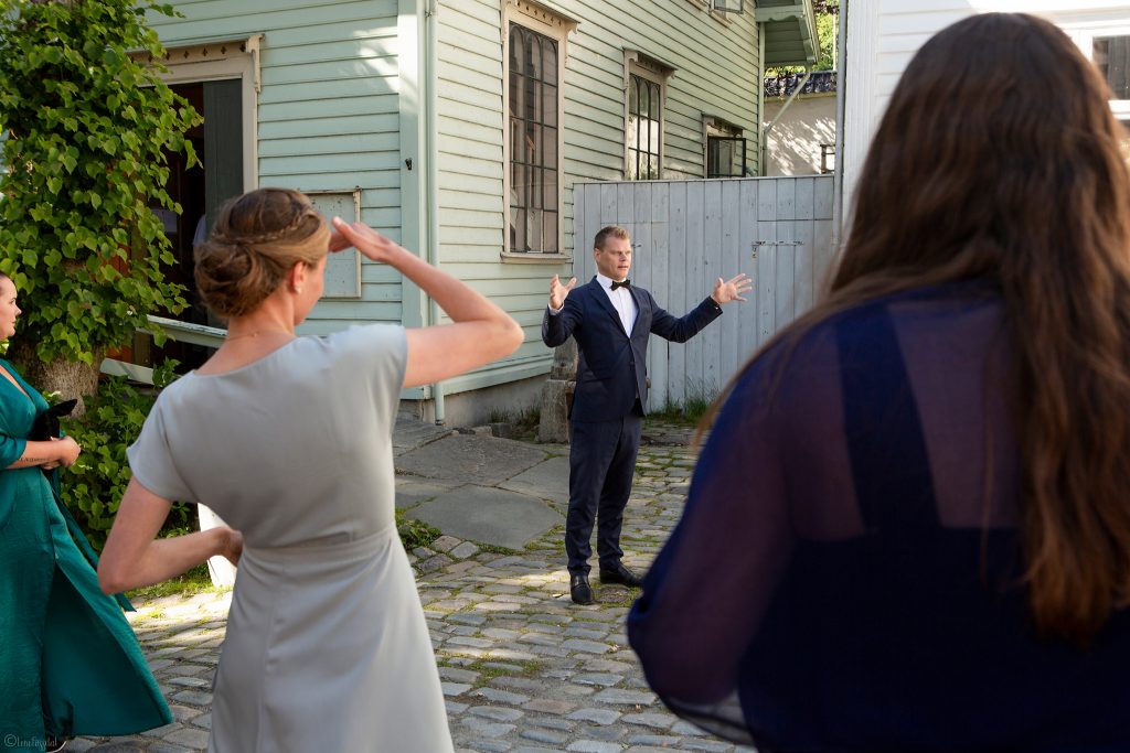 En toastmaster som snakker foran en forsamling med mennesker. Det er lurt å velge profesjonell toastmaster.
