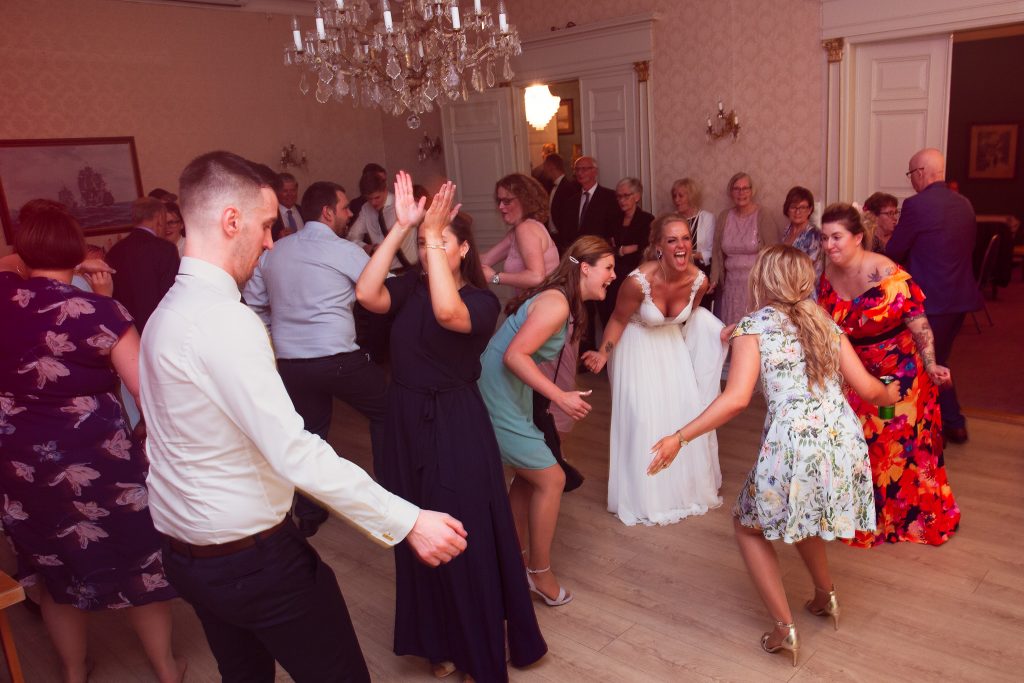 Brud og bryllupsgjester som danser masse.