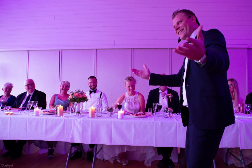 En profesjonell toastmaster som får gjester til å le.