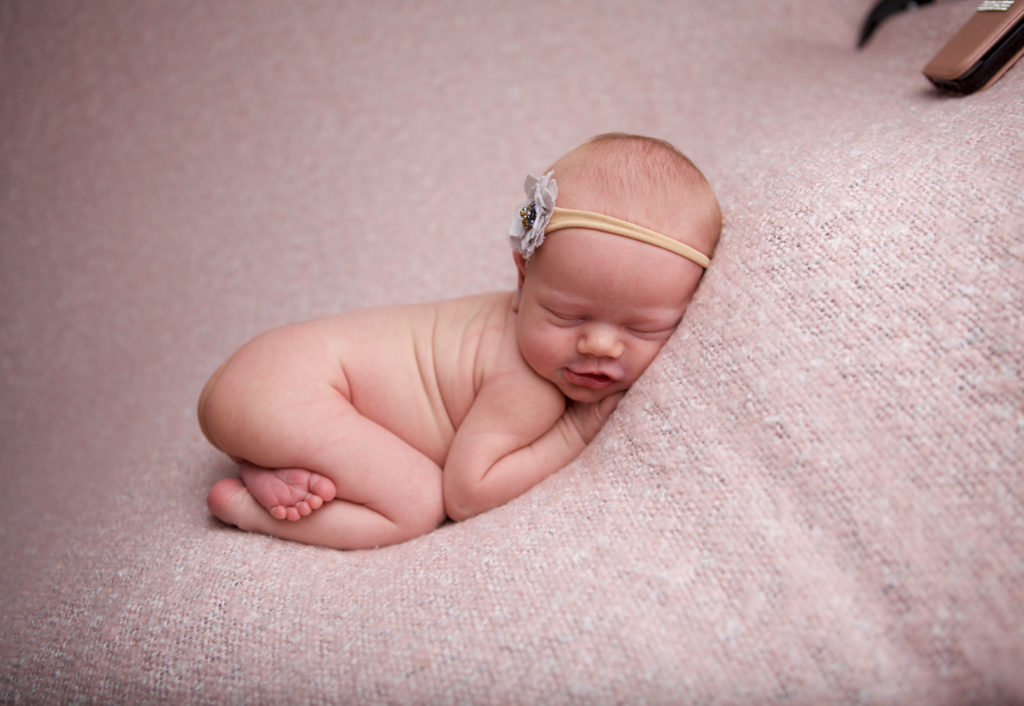 Lille Anna, fotografert slik. Trygt og godt på beanbag.