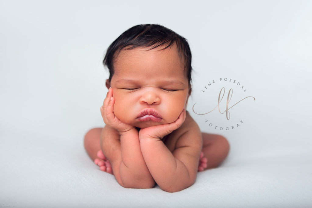 En nyfødt baby i "The froggy pose". Disse er ikke ekte, og er det aldri! Bildet blir alltid satt sammen av flere bilder.