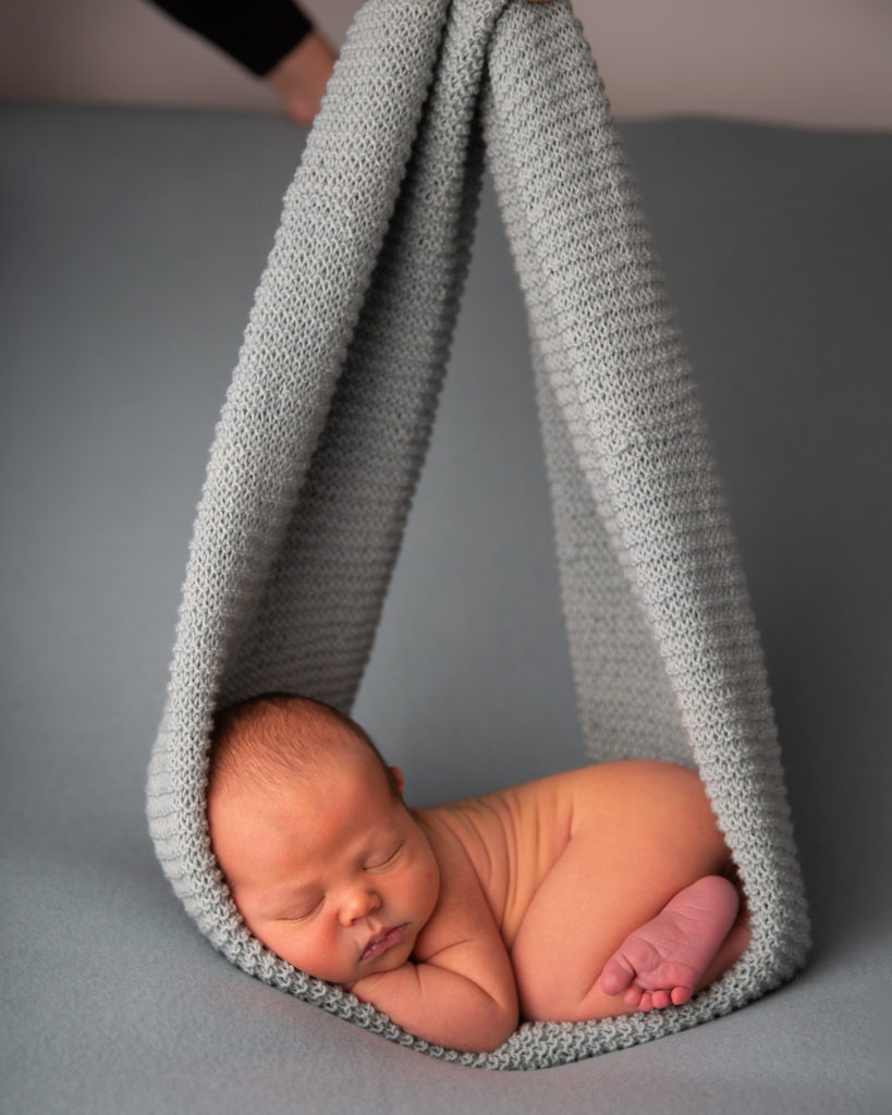 Råfil. En baby i et pledd, ikke redigert.