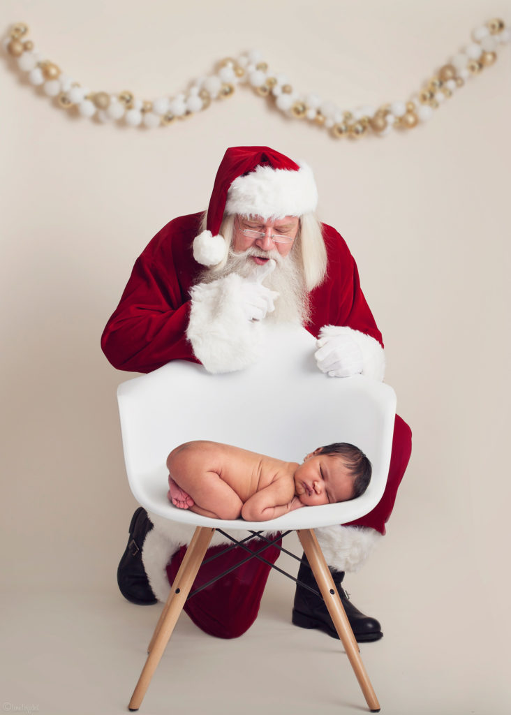 Disse er ikke ekte. Baby ligger i en stol, og nissen sitter bak. Baby er klippet inn.