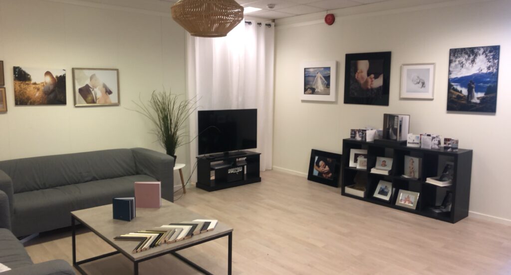 Nytt studio i Åsane med stort venterom! Her er det god plass til bilder og produkter.