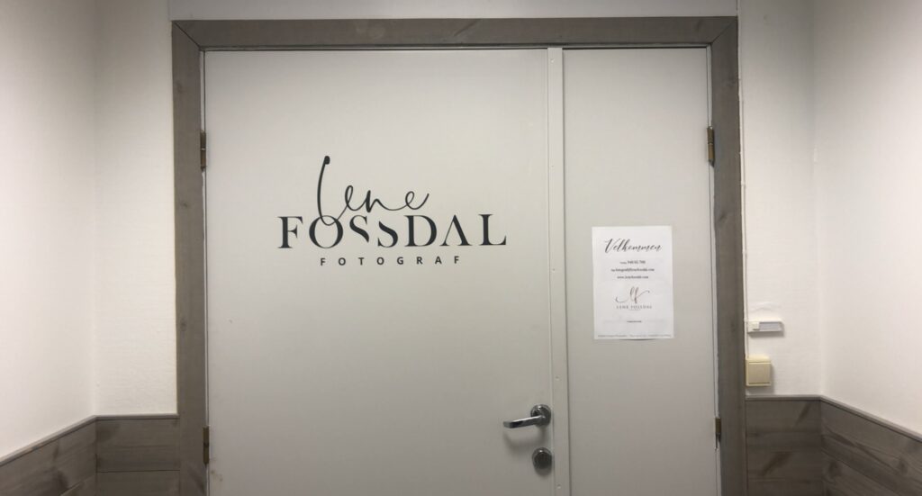 Dør med logo på. Inn hit skal dere!
